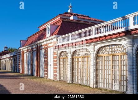 Palazzo Monplaisir pronto per l'inverno a Peterhof, Pietro il Grande Barocco, 1714-1723, punto di riferimento: Peterhof, Russia - 09 ottobre, 2022 Foto Stock