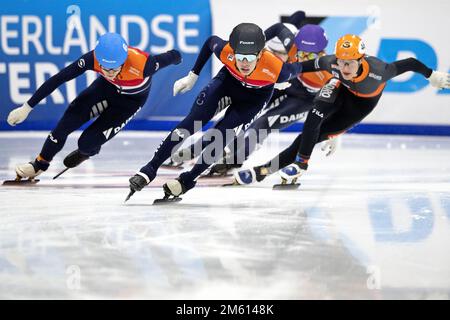 LEEUWARDEN - Jens van t Woud, in testa nella finale 500m del Daikin NK Allround Short Track nell'Elfstedenhal. Con 46 è Kos Daan, a sinistra è Niels Kingma. ANP OLAF KRAAK Foto Stock