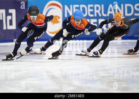 LEEUWARDEN - Jens van t Woud, Niels Kingma, Kos Daan nella finale 500m del Daikin NK Allround Short Track nell'Elfstedenhal. Con 46 Kos è Daan. ANP OLAF KRAAK Foto Stock