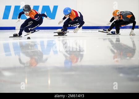 LEEUWARDEN - Jens van t Woud, Niels Kingma, Kos Daan nella finale 500m del Daikin NK Allround Short Track nell'Elfstedenhal. Con 46 Kos è Daan. ANP OLAF KRAAK Foto Stock