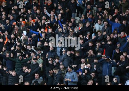 I fan di Blackpool festeggiano il primo obiettivo del gioco durante la partita del campionato Sky Bet a Bloomfield Road, Blackpool. Data immagine: Domenica 1 gennaio 2023. Foto Stock