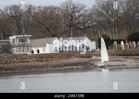 EXMOUTH, DEVON, UK - FEBBRAIO 2017 Starcross Yacht Club on the River exe in una giornata grigia Foto Stock