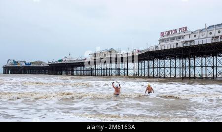 Brighton UK 1st Gennaio 2023 - i nuotatori di Capodanno si tuffano in mare a Brighton in un tempo coperto : Credit Simon Dack / Alamy Live News Foto Stock