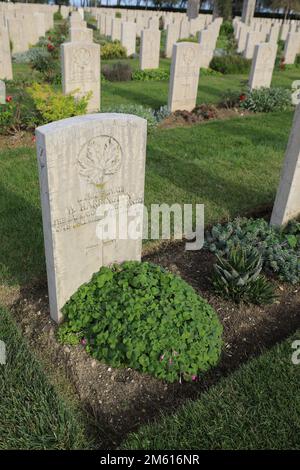 Il cimitero militare canadese. L'Italia ha donato la terra su cui sorge il cimitero per ringraziare e onorare il sacrificio ultimo. Foto Stock