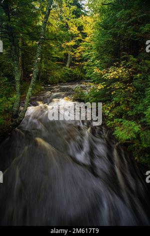 Autunno all'Hurricane River Campground in Pictured Rocks National Lakeshore nella penisola superiore del Michigan Foto Stock