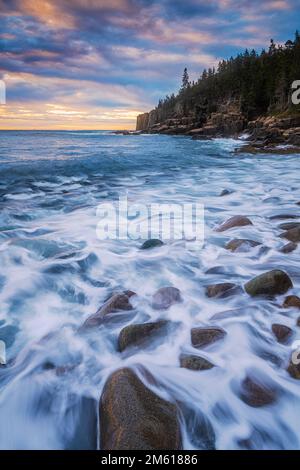 Alba sulle scogliere Otter da Boulder Beach nel Parco Nazionale Acadia nel Maine Foto Stock