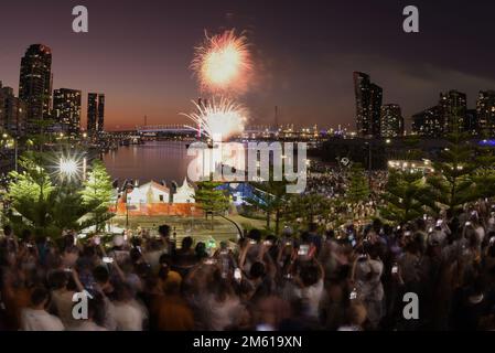 Melbourne, Australia. 01st Jan, 2023. Un gran numero di persone che guardano i fuochi d'artificio al Dockland Marvel Stadium di Melbourne alla vigilia di Capodanno 2023. I fuochi d'artificio di Capodanno illuminano il cielo sul ponte Dockland e sullo stadio Marvel di Melbourne. (Foto di Rana Sajid Hussain/Pacific Press/Sipa USA) Credit: Sipa USA/Alamy Live News Foto Stock