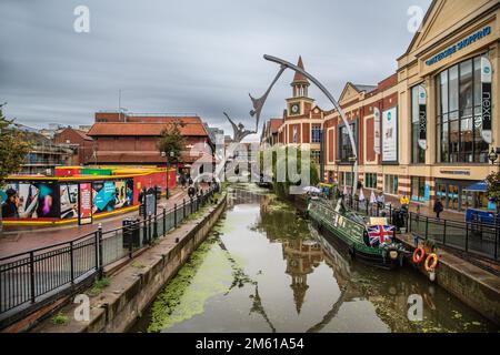 Il centro commerciale Waterside, lungo il fiume Witham nel centro di Lincoln. Il fiume è attraversato da una suggestiva scultura intitolata Empowerment. Foto Stock