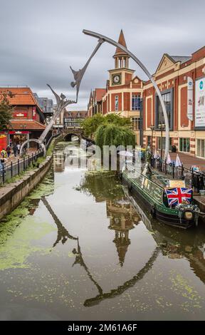 Empowerment è una scultura impressionante che attraversa il fiume Witham nel centro di Lincoln. Foto Stock
