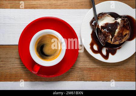 Profiteroles ed espresso uno scatto dall'alto Foto Stock