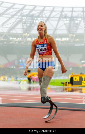 Fleur Jong dopo aver gareggiato in classe 200m T43 al Campionato Mondiale di Para Athletics 2017 allo Stadio di Londra, Regno Unito. Atleta olandese para con piedini flessibili Foto Stock