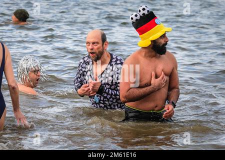 Haltern, Germania. 01st Jan, 2023. Poco più di 380 nuotatori registrati, oltre ai visitatori, si divertiranno con la nuotata annuale di Capodanno, un evento di nuoto in acqua aperta che si svolge presso il lago Haltern nella piccola città di Haltern, nella Renania settentrionale-Vestfalia. Molti si sono alzati in costumi e abiti divertenti per celebrare il nuovo anno 2023 in grande stile. Tutti i proventi della manifestazione vanno al gruppo locale DLRG, l'organizzazione volontaria tedesca per il salvataggio di vite umane per le operazioni di salvataggio in acqua. Credit: Imageplotter/Alamy Live News Foto Stock