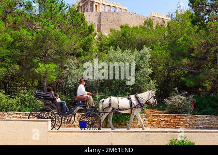 Corsa a cavallo e in vagone per i turisti ad Atene sotto l'Acropoli, Grecia Foto Stock