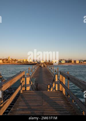 Molo sulla spiaggia di Swakopmund, una città costiera della Namibia Foto Stock