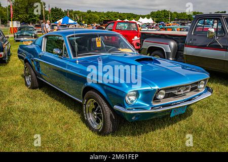 Iola, WI - 07 luglio 2022: Vista frontale in alto angolo di una Ford Mustang GT Fastback 1967 ad una fiera automobilistica locale. Foto Stock