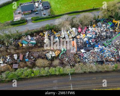L'ex Rollercoaster da Alton Towers Nemesis Track visto stendere in uno scarto Yard all'inizio del 2023 dall'aria, pietra Foto Stock