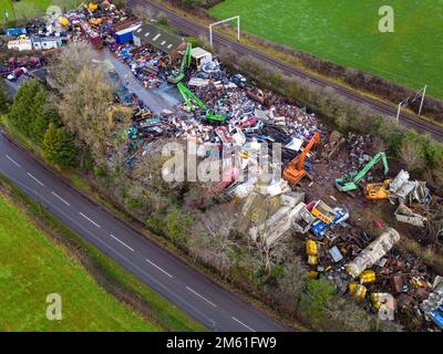 L'ex Rollercoaster da Alton Towers Nemesis Track visto stendere in uno scarto Yard all'inizio del 2023 dall'aria, pietra Foto Stock