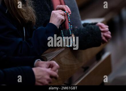 Una Donna Tiene in Mano Un Rosario Santo. Cattolico. Tempo Di Preghiera  Fotografia Stock - Immagine di amore, speranza: 241560258