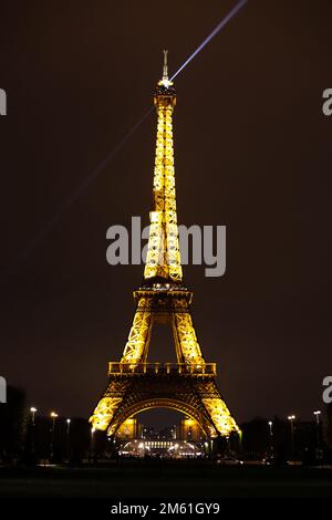 Torre Eiffel di notte, luci e luci di ricerca, Parigi, Francia Foto Stock