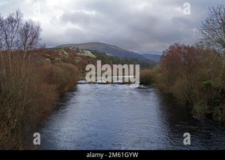Il ponte di Pont Pen y Llyn a Brynrefail, Snowdonia, fu costruito nel 1826 per collegare la cava di ardesia Fachwen alla strada principale per Caernarfon. Foto Stock