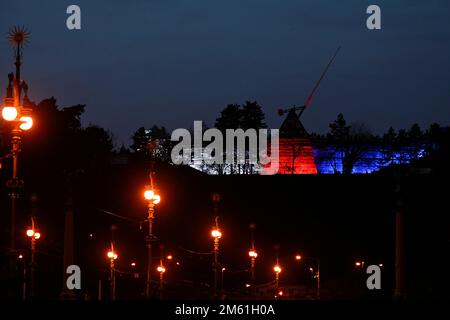 Praga, Repubblica Ceca. 01st Jan, 2023. Illuminato il gigantesco Metronomo del Parco Letna a Praga nelle sfumature tricolore ceche, rosso, bianco e blu, in occasione del 30th° anniversario della nascita del 1 gennaio 1993 della Repubblica Ceca indipendente, 1 gennaio 2023. Credit: Ondrej Deml/CTK Photo/Alamy Live News Foto Stock