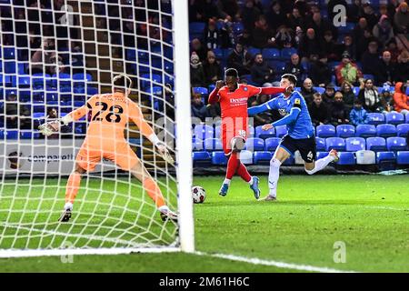 Peterborough, Regno Unito. 1st gennaio 2023. Brandon Hanlan (18 Wycombe Wanderers) tiene fuori Ronnie Edwards (4 Peterborough United) durante la partita della Sky Bet League 1 tra Peterborough e Wycombe Wanderers a London Road, Peterborough domenica 1st gennaio 2023. (Credit: Kevin Hodgson | MI News) Credit: MI News & Sport /Alamy Live News Foto Stock