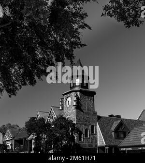 Un'immagine in scala di grigi di una vecchia torre dell'orologio del mulino a Solvang, California Foto Stock