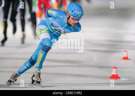 AMSTERDAM, PAESI BASSI - Gennaio 1: Sjoerd den Hertog del team Royal A-ware durante i Campionati nazionali Marathon Speed Skating a Jaap Eden IJsbaan il 1 Gennaio 2023 ad Amsterdam, Paesi Bassi (Foto di Andre Weening/Orange Pictures) Foto Stock