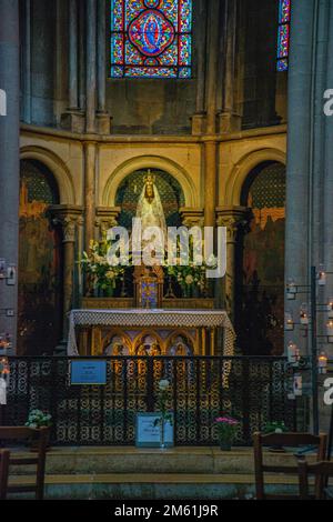 Side Alter all'interno della Cattedrale di Notre Dame Paroissie a Digione, Francia Foto Stock