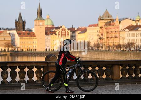 Praga, Repubblica Ceca. 01st Jan, 2023. Ciclista a Praga, Repubblica Ceca, 1 gennaio 2023. Credit: Ondrej Deml/CTK Photo/Alamy Live News Foto Stock