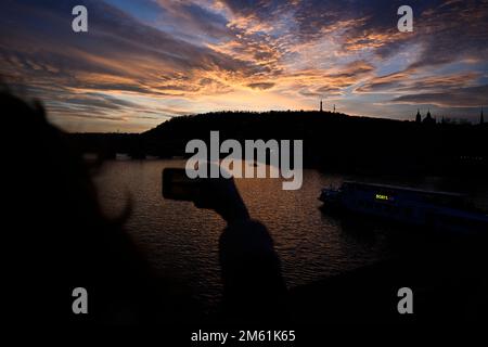 Praga, Repubblica Ceca. 01st Jan, 2023. Sun set a Praga, Repubblica Ceca, 1 gennaio 2023. Credit: Ondrej Deml/CTK Photo/Alamy Live News Foto Stock