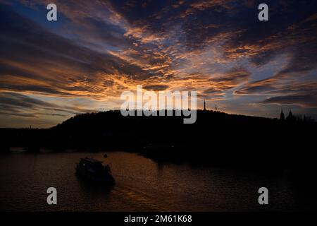 Praga, Repubblica Ceca. 01st Jan, 2023. Sun set a Praga, Repubblica Ceca, 1 gennaio 2023. Credit: Ondrej Deml/CTK Photo/Alamy Live News Foto Stock