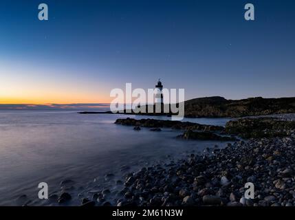 Trwyn Du Lighthouse di notte, Penmon Point, Anglesey, Galles del Nord, Regno Unito Foto Stock