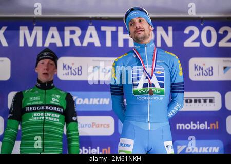 AMSTERDAM, PAESI BASSI - Gennaio 1: Sjoerd den Hertog del team Royal A-ware durante i Campionati nazionali Marathon Speed Skating a Jaap Eden IJsbaan il 1 Gennaio 2023 ad Amsterdam, Paesi Bassi (Foto di Andre Weening/Orange Pictures) Foto Stock