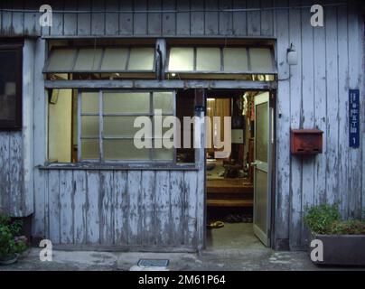 Vecchia casa nella grande città di Tokyo in Giappone Foto Stock