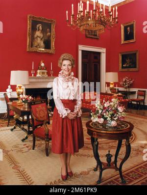 Ritratto ufficiale della prima signora Nancy Reagan nella Red Room, febbraio 1981 Foto Stock