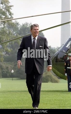 9-17-1987 Presidente Reagan durante il suo arrivo via Marine One alla Casa Bianca sul prato Sud Presidente Ronald Reagan durante il suo arrivo via Marine One alla Casa Bianca sul prato Sud, 17 settembre 1987 Foto Stock