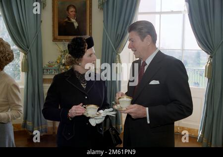 2-26/1981 il Presidente Reagan con il primo Ministro del Regno Unito Thatcher nella stanza blu durante la sua visita di Stato al Presidente Ronald Foto Stock