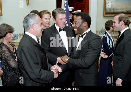 9/10/1986 il Presidente Reagan con il calciatore Pele e il Presidente Sarney di Brazi durante una cena di Stato nella stanza blu il Presidente Ronald Reagan con il calciatore Pele e il Presidente del Brasile José Sarney, 1986 Foto Stock