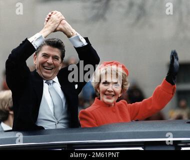 Ronald Reagan e Nancy Reagan si sono mossi dalla limousine durante la parata inaugurale a Washington, D.C. il giorno di inaugurazione, 1981 Foto Stock