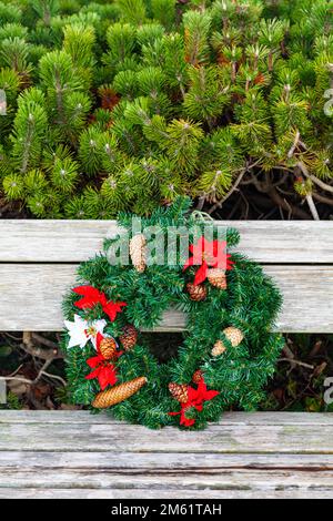 Corona di Natale collocata su una panchina a Steveston British Columbia Canada Foto Stock