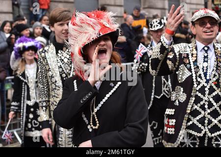 Londra, Inghilterra, Regno Unito. 1st Jan, 2023. Le persone vestite con il tradizionale costume da re perlaceo che prendono parte alla sfilata. La sfilata annuale di Capodanno a Londra è tornata per la prima volta dall'epidemia. Artisti e animatori di tutto il mondo marciarono da Geen Park a Parliament Square. (Credit Image: © Thomas Krych/ZUMA Press Wire) Credit: ZUMA Press, Inc./Alamy Live News Foto Stock