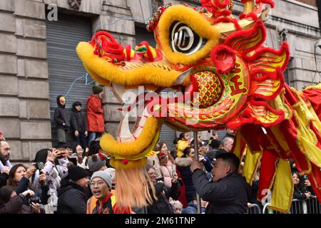 Londra, Inghilterra, Regno Unito. 1st Jan, 2023. London Chinatown Chinese Association in parata. La sfilata annuale di Capodanno a Londra è tornata per la prima volta dall'epidemia. Artisti e animatori di tutto il mondo marciarono da Geen Park a Parliament Square. (Credit Image: © Thomas Krych/ZUMA Press Wire) Credit: ZUMA Press, Inc./Alamy Live News Foto Stock