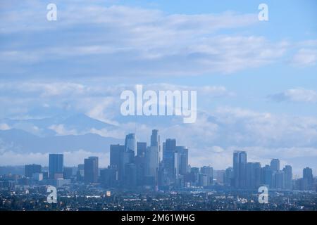 Los Angeles, California, Stati Uniti. 1st Jan, 2023. Nuvole e montagne sono viste dietro lo skyline della città di Los Angeles da Kenneth Hahn state Recreation Area Domenica, 1 gennaio 2023. (Credit Image: © Ringo Chiu/ZUMA Press Wire) Foto Stock