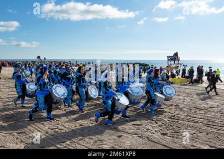 Brooklyn, New York, Stati Uniti. 1st Jan, 2023. Migliaia di bagnanti e spettatori si sono esibiti in un soleggiato e caldo Capodanno per l'annuale Polar Bear Plunge a Coney Island, sponsorizzato dall'Alliance for Coney Island. La linea di batteria all-women Fogo Azul ha fornito il ritmo per il tuffo. Credit: Ed Lefkowicz/Alamy Live News Foto Stock