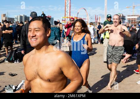 Brooklyn, New York, Stati Uniti. 1st Jan, 2023. Migliaia di bagnanti e spettatori si sono esibiti in un soleggiato e caldo Capodanno per l'annuale Polar Bear Plunge a Coney Island, sponsorizzato dall'Alliance for Coney Island. Credit: Ed Lefkowicz/Alamy Live News Foto Stock