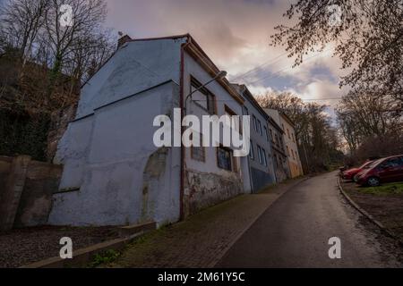Case in pendenza fino al punto di Vetruse nella città di Usti nad Labem in inverno sera Foto Stock