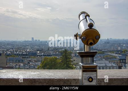 Torre ottica a moneta binoculare telespettatori su una collina a Parigi Foto Stock