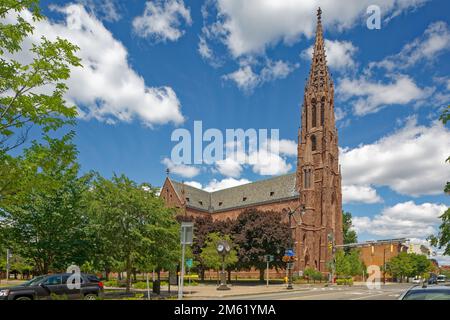 St Louis la Chiesa Cattolica Romana è la terza ad essere costruita sul sito. La chiesa è nota per le sue vetrate e campanile a vista con orologio. Foto Stock