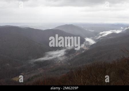 La mattina presto tormentate sopra le montagne nell'Appalachia Centrale. Foto Stock